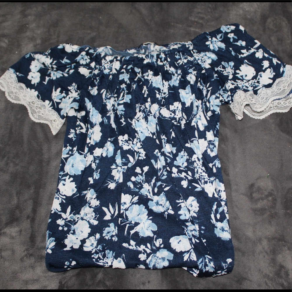 Off shoulder print shirt